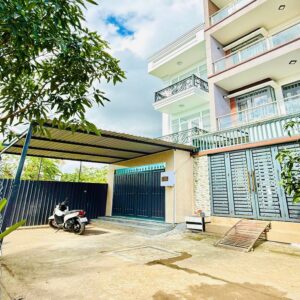 Bán nhà đường Trường Lưu Quận 9 có sân đậu tô tô